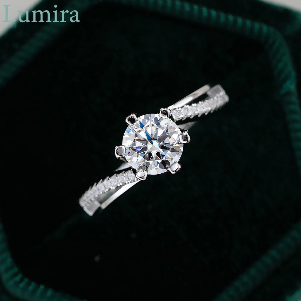 Lumira Sparkling Twisted Arm M - Moissanite Engagement Ring 1 Carat recension och pris