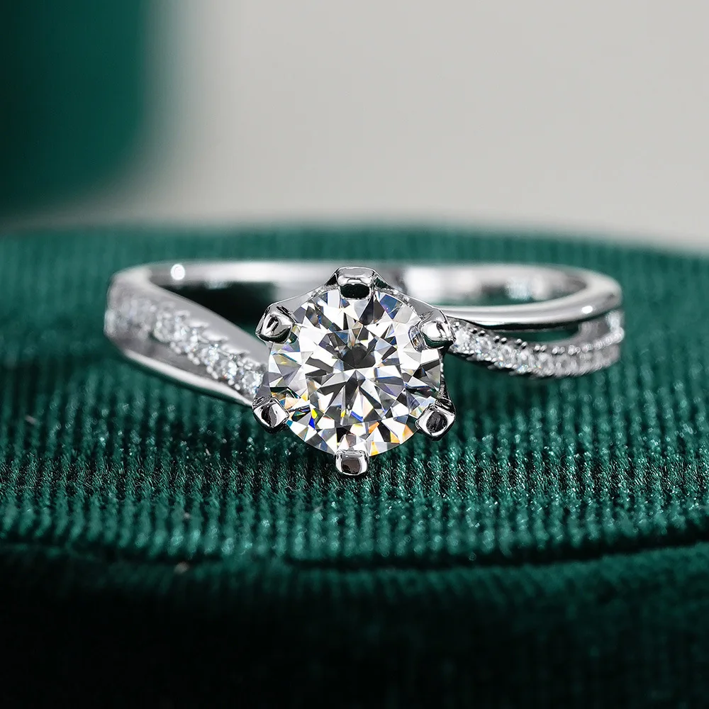 Lumira Sparkling Twisted Arm M - Moissanite Engagement Ring 1 Carat recension och pris