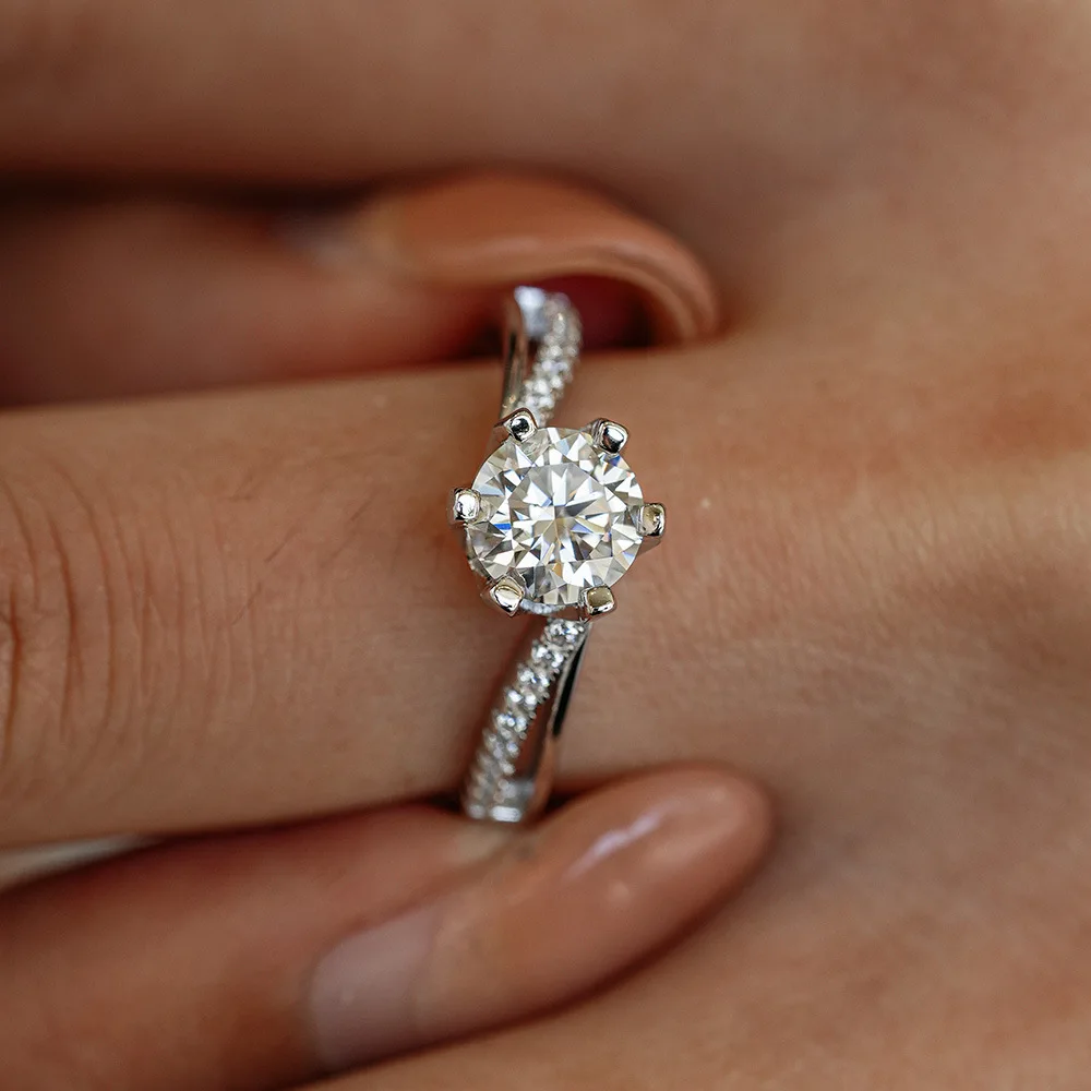 Lumira Sparkling Twisted Arm M - Moissanite Engagement Ring 1 Carat recension och pris